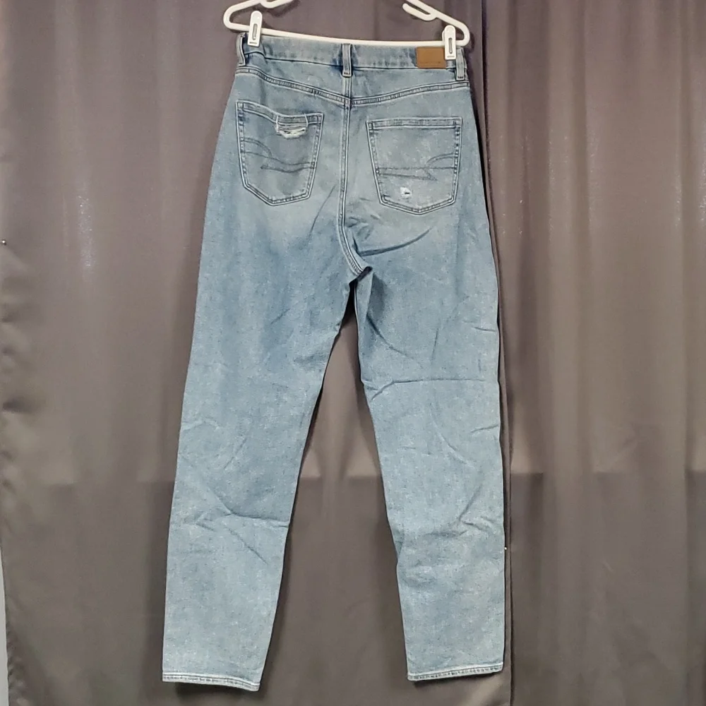 Women's American Eagle Distressed Curvy Mom Jeans - Picture 3 of 6